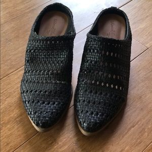 Universal Threads mules